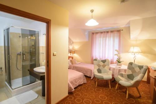 a hotel room with a bed and a bathroom at Centrum Ulan Spa in Bytów