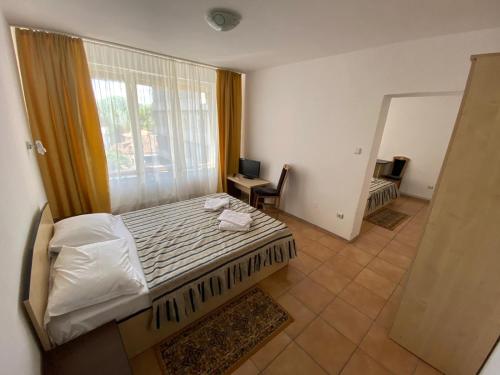 Un pat sau paturi într-o cameră la Hotel Gorj