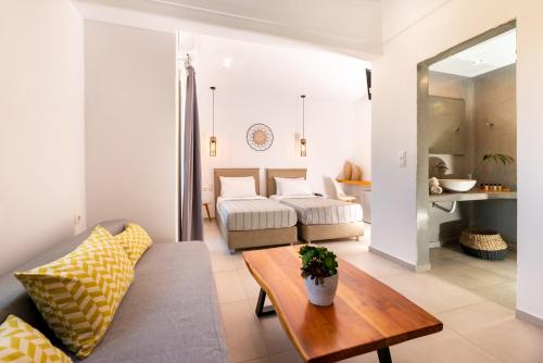 salon z kanapą i stołem w obiekcie Kalisperis Hotel w mieście Mesaria