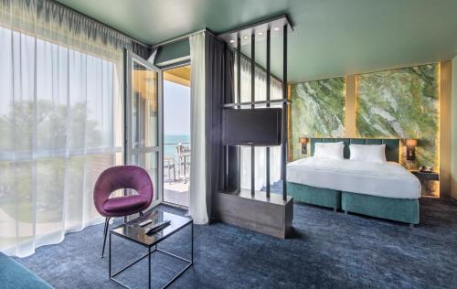 Posteľ alebo postele v izbe v ubytovaní Hotel Azur Premium