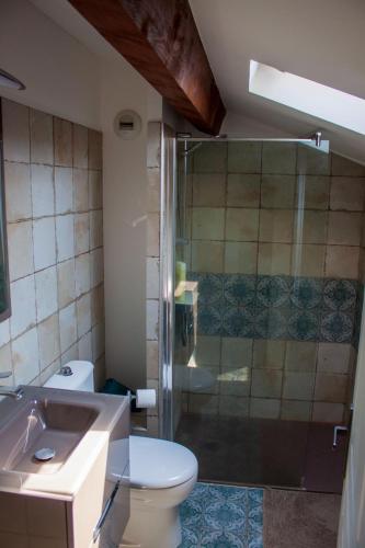 une salle de bain avec une douche, des toilettes et un lavabo dans l'établissement Appart terrasse, Climatisation , Vue mer, Parking, à La Seyne-sur-Mer