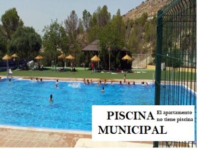 Una gran piscina con gente en el agua. en Alojamiento las Dunas alto, en Tabernas