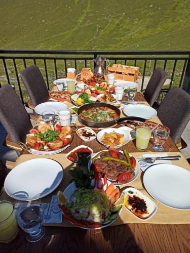 een tafel met daarop borden met eten bij Kaya Life Resort in Uzungol