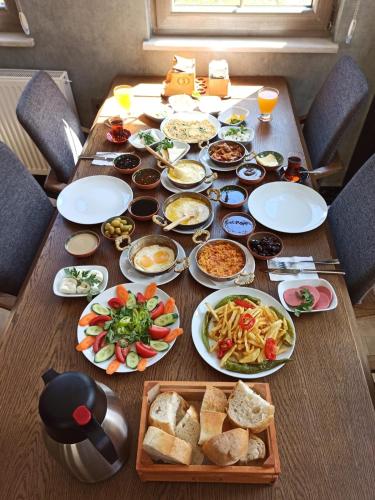 een houten tafel met borden met eten erop bij Kaya Life Resort in Uzungol