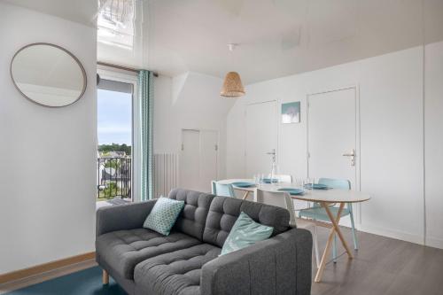 un salon avec un canapé et une table dans l'établissement Appartement pour 4 proche plage du Nau, au Pouliguen