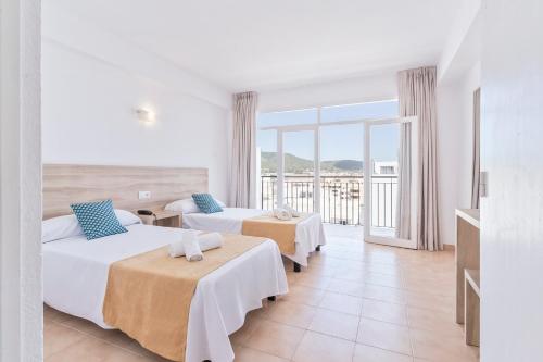 um quarto de hotel com duas camas e uma varanda em Suncoast Ibiza Hotel - Adults Only - em Ibiza