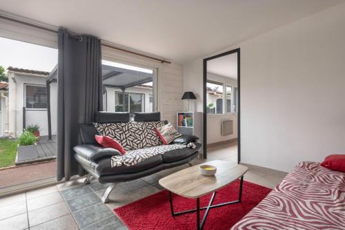 un salon avec un canapé et une table dans l'établissement Maison pour 6. Pornic 700m de la plage, à Pornic