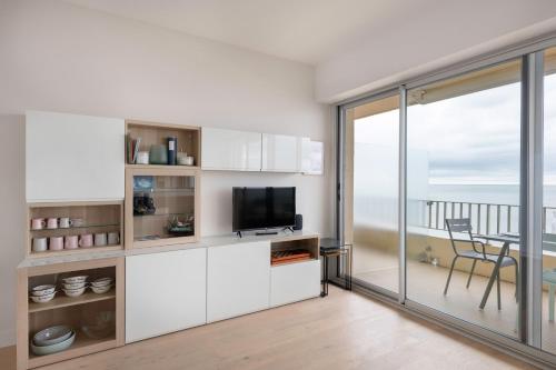 Il comprend un salon doté d'une télévision et d'un balcon. dans l'établissement Vue mer ! Appartement pour 4, à La Baule