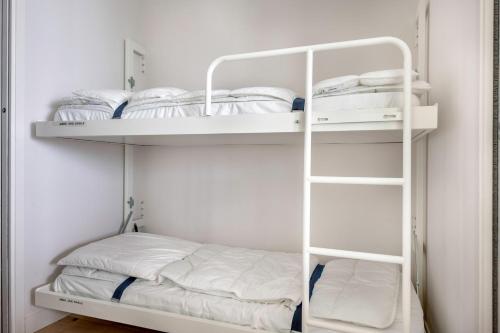 Krevet ili kreveti na sprat u jedinici u okviru objekta Avec vue mer bel appartement au coeur de La Baule