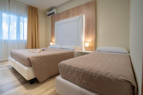 En eller flere senge i et værelse på Hotel Suez
