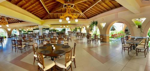 A restaurant or other place to eat at Duni Belleville - All Inclusive