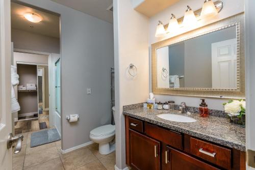 y baño con lavabo, aseo y espejo. en Villa Captiva condo, en Scottsdale