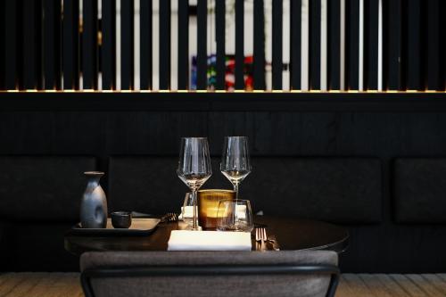 ビルゼンにあるDesignhotel Beilaのワイングラス2杯付きテーブル