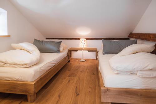 um quarto com duas camas e uma mesa com um candeeiro em Ambiente & Comfort im historischen Anwesen em Walting