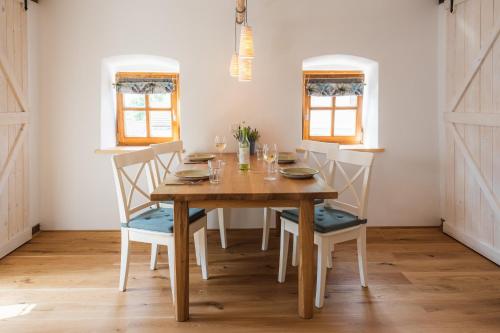 a dining room with a wooden table and chairs at Ambiente & Comfort im historischen Anwesen in Walting