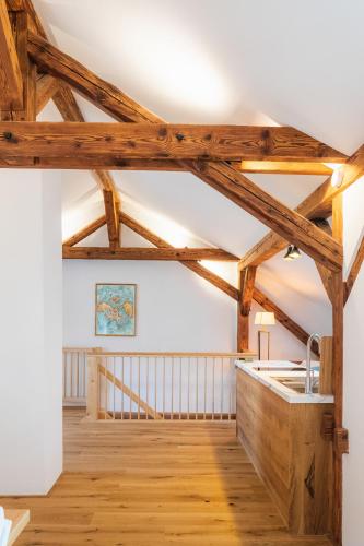 a room with wooden beams and a kitchen with a sink at Ambiente & Comfort im historischen Anwesen in Walting