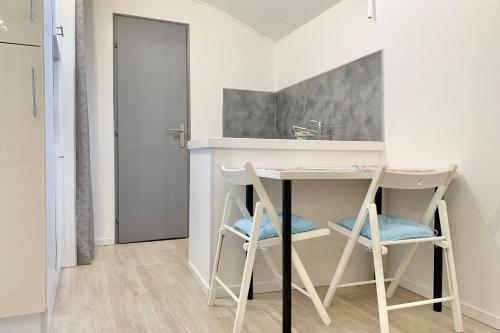 eine kleine Küche mit einem Tisch und 2 Hockern in der Unterkunft Heart of Grenoble #BZ in Grenoble