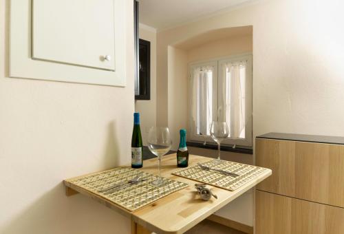 a table with two wine bottles and glasses on it at Affittacamere Le Pescatrici in Riomaggiore