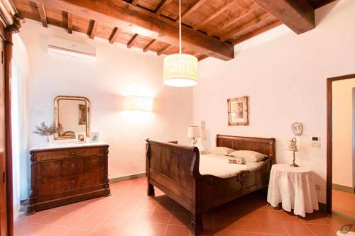 A bed or beds in a room at Villa privata con piscina firenze chianti