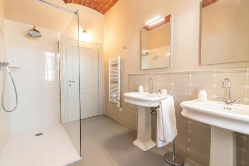 a bathroom with two sinks and a shower at Marchesi Incisa Winery Lodge in Rocchetta Tanaro