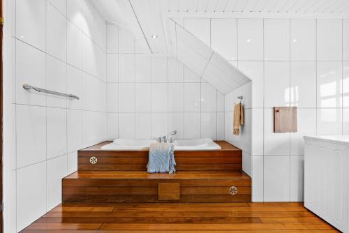 a bathroom with a sink and a bath tub at Utsikten in Kalvåg