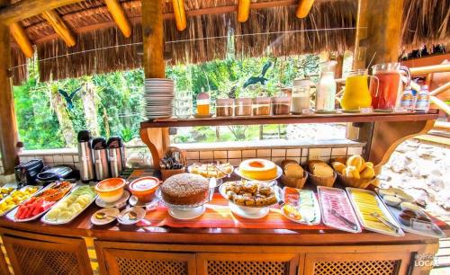 Ein Tisch mit einem Haufen Essen drauf. in der Unterkunft Casa Bonita Hospedagem e Café in Abraão