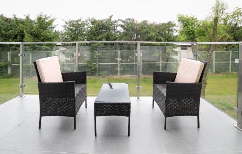 a patio with three chairs and a table on a patio at Oxygen apartament nr 1 in Mielec