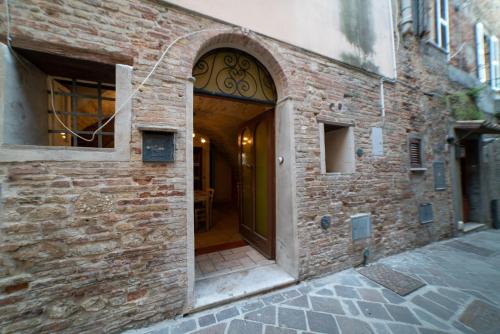 an entrance to a brick building with a green door at Dimora Dolce Incanto in Atri