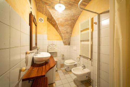 W łazience znajduje się umywalka i toaleta. w obiekcie Dimora Dolce Incanto w mieście Atri
