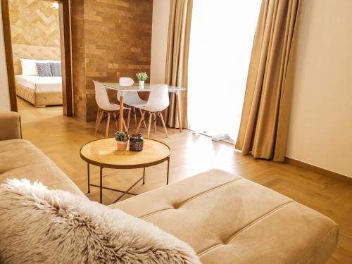 een woonkamer met een bank en een tafel bij LaCasa Apartments Ulcinj in Ulcinj