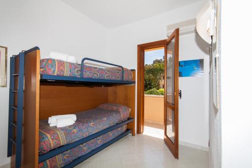 サン・ヴィート・ロ・カーポにあるVilla Ciuri di fronte al mareの二段ベッド2台と出入り口が備わる客室です。