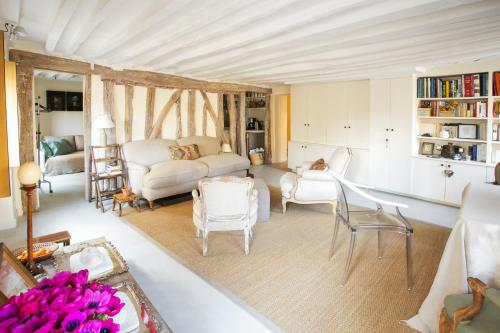 un salon avec un canapé blanc et des chaises dans l'établissement TIMBAUD - CANAL St MARTIN, à Paris