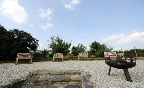 a group of three benches sitting in a park at Zum goldenen Engel - Fam. Ehrenreich in Krems an der Donau