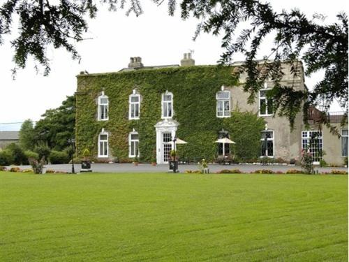 ein großes Gebäude mit grünem Efeu-Dach in der Unterkunft Hardwicke Hall Manor Hotel in Hartlepool