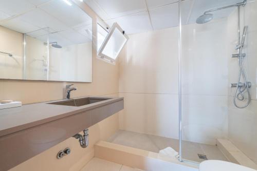 een badkamer met wastafel en douche bij Isabela 2b-3 habitaciones con ático in Port de Pollença