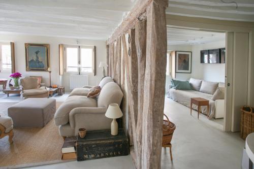 un salon avec un canapé et une table dans l'établissement TIMBAUD - CANAL St MARTIN, à Paris