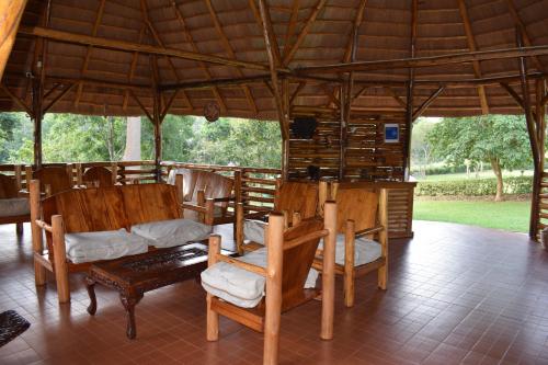 Um restaurante ou outro lugar para comer em Kibale Guest Cottages