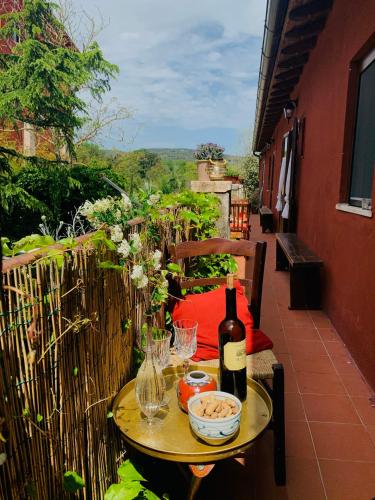 Bebidas en Casette rosse nel borgo medievale di Fossanova