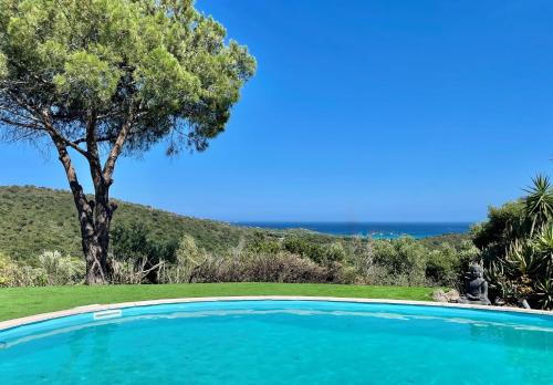 Villa AZURA, vue panoramique et proche mer à Santa Giulia, piscine chauffée