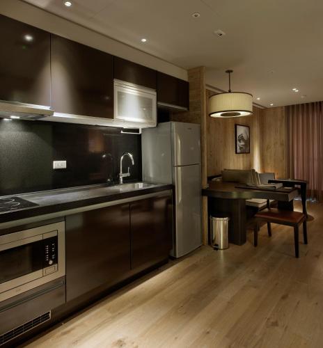 Una cocina o cocineta en Gloria Residence