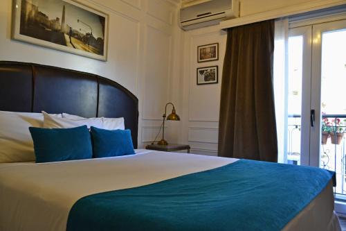 Una cama o camas en una habitación de Hotel Clasico