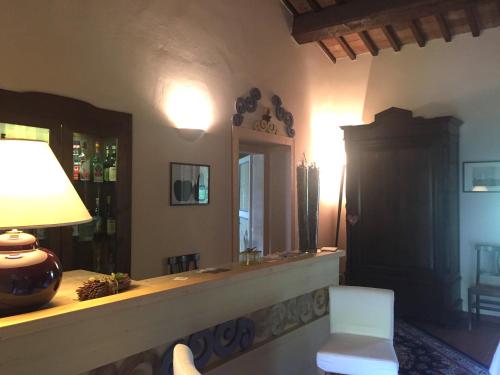 a room with a counter with a lamp and a mirror at La Vittoria 10 – La Soglia della Val d’Orcia in Chianciano Terme