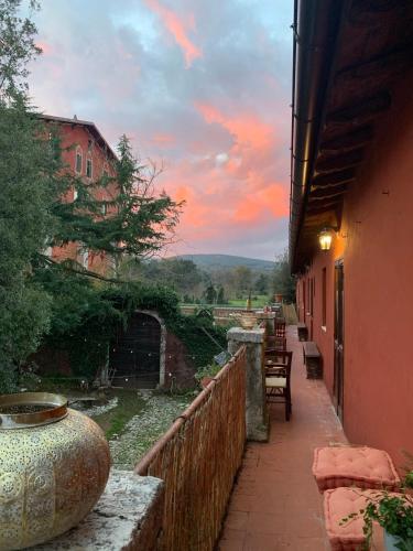 Un balcón o terraza de Casette rosse nel borgo medievale di Fossanova