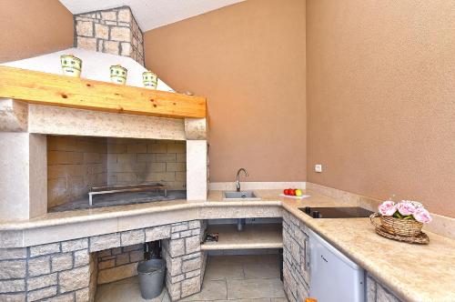 Η κουζίνα ή μικρή κουζίνα στο Villa Divsici 2105