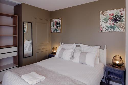 Ένα ή περισσότερα κρεβάτια σε δωμάτιο στο VILLA DES CHENES-Adult only