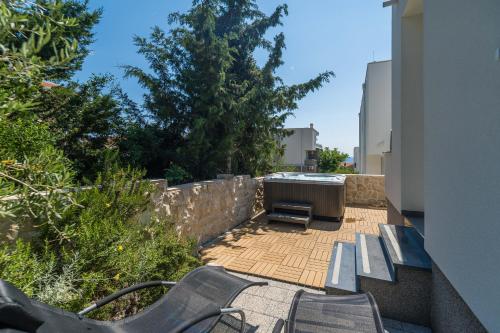 Afbeelding uit fotogalerij van Tomana Deluxe Duplex Apartment with Jacuzzi in Novalja