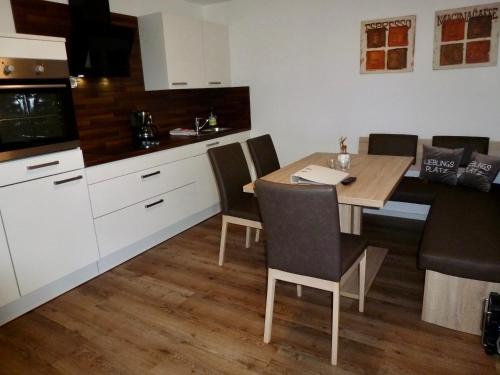una cucina e una sala da pranzo con tavolo e sedie di Ferienwohnung Unsere Mühle a Kirchbach