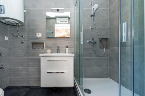 een badkamer met een douche, een toilet en een wastafel bij Villa Miracolo in Rovinj