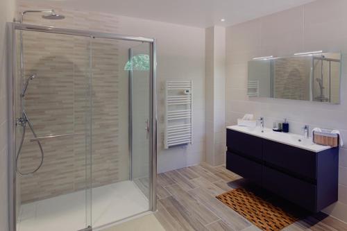 a bathroom with a shower and a sink at VILLA DES CHENES in Saint-Doulchard