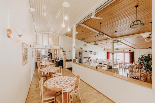 um restaurante com mesas e cadeiras e um bar em Narfastadir Guesthouse em Laugar